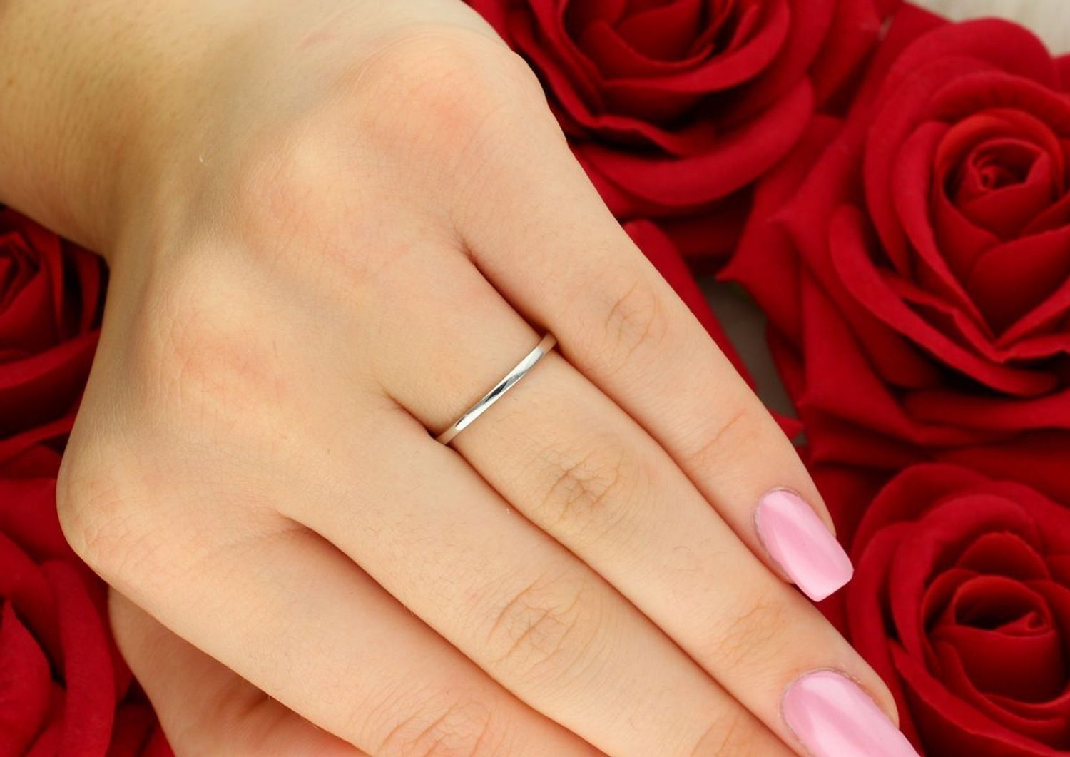 Pierścionek z białego złota próby 585 z pięcioma diamentami 0,10 ct (SI2H). Certyfikat autentyczności w zestawie. Idealny na prezent lub zaręczyny.1.jpg